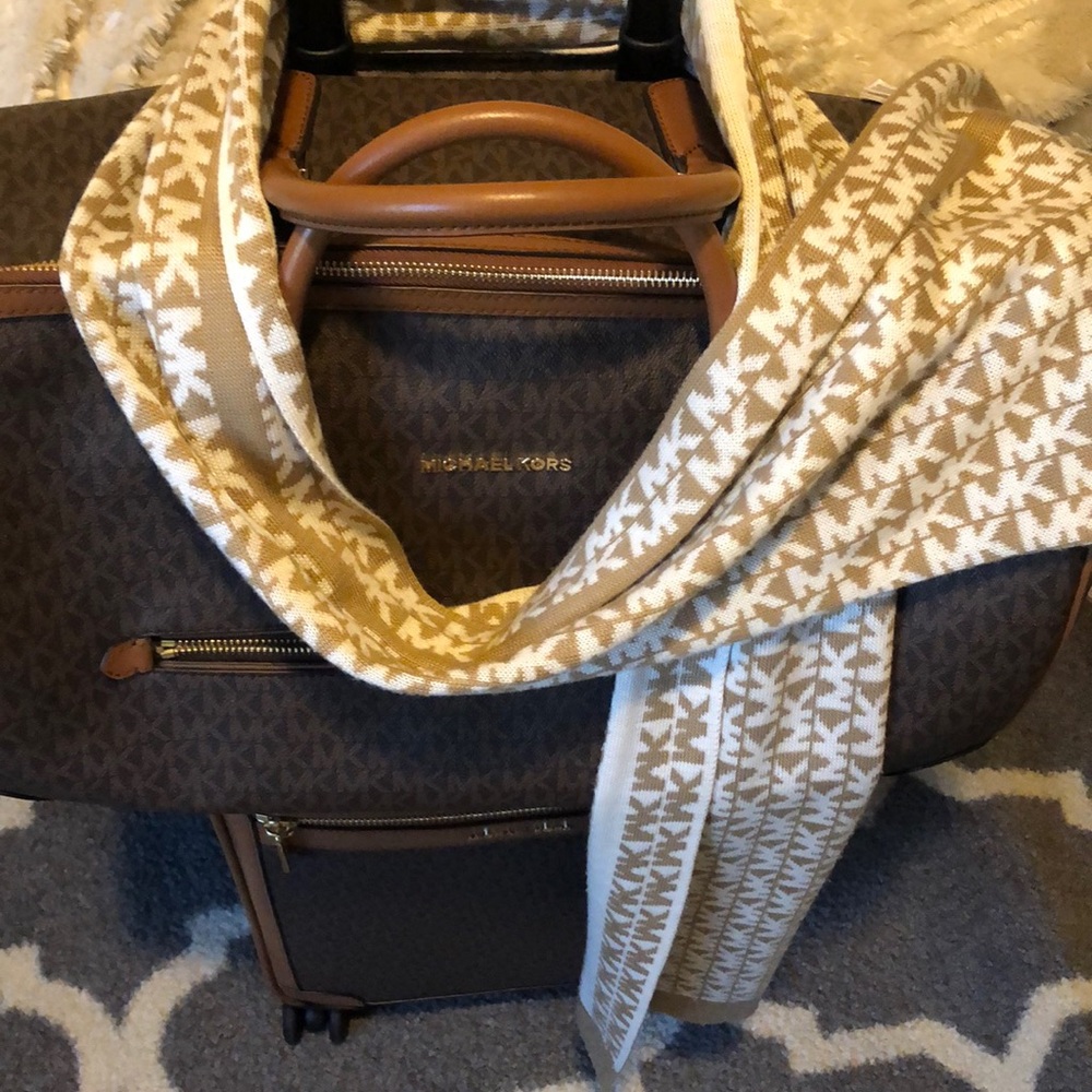 🎉HP🎉 Michael Kors Scarf 🔥🔥